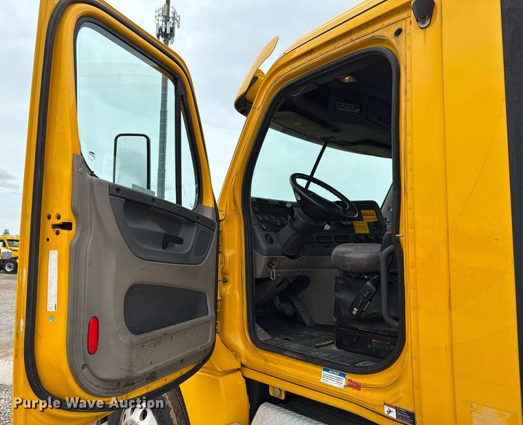 image for item EJ4836 2013 Freightliner Cascadia 125 semi truck