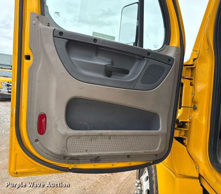 image for item EJ4836 2013 Freightliner Cascadia 125 semi truck