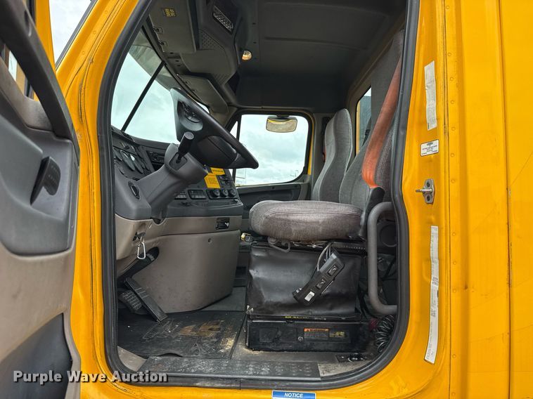 image for item EJ4836 2013 Freightliner Cascadia 125 semi truck