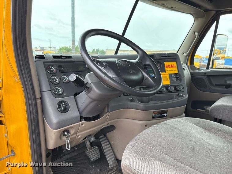 image for item EJ4836 2013 Freightliner Cascadia 125 semi truck