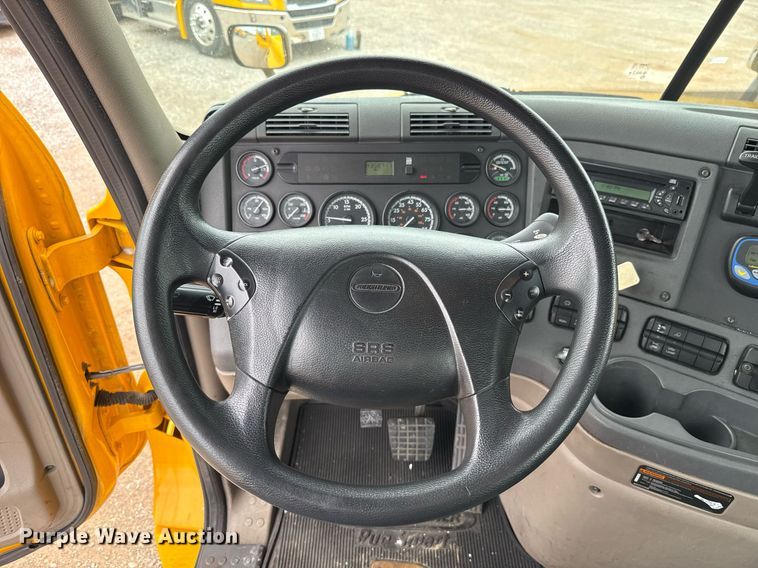 image for item EJ4836 2013 Freightliner Cascadia 125 semi truck