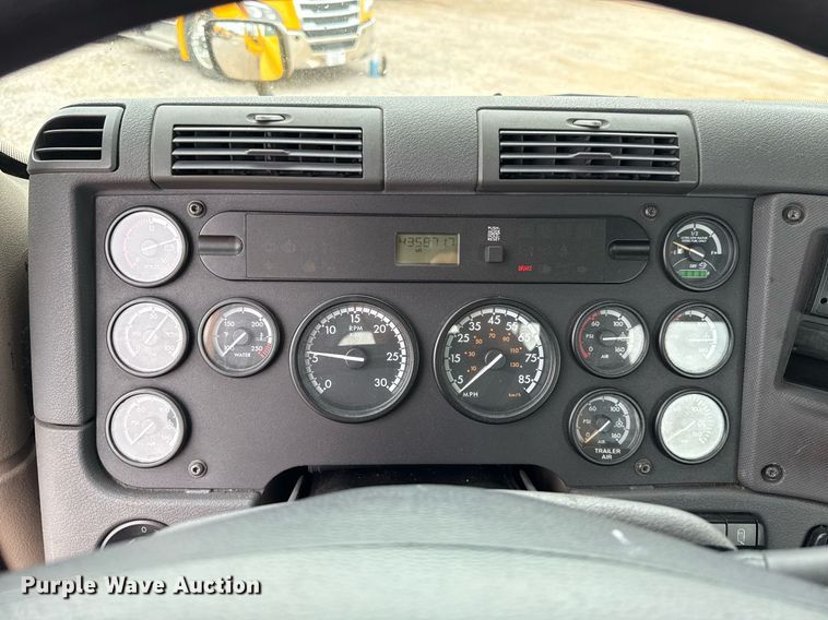 image for item EJ4836 2013 Freightliner Cascadia 125 semi truck