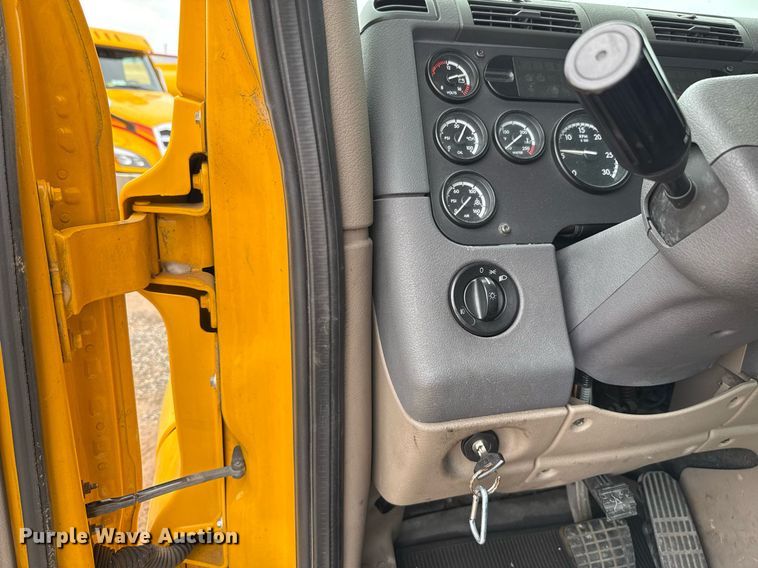 image for item EJ4836 2013 Freightliner Cascadia 125 semi truck