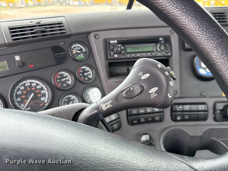 image for item EJ4836 2013 Freightliner Cascadia 125 semi truck