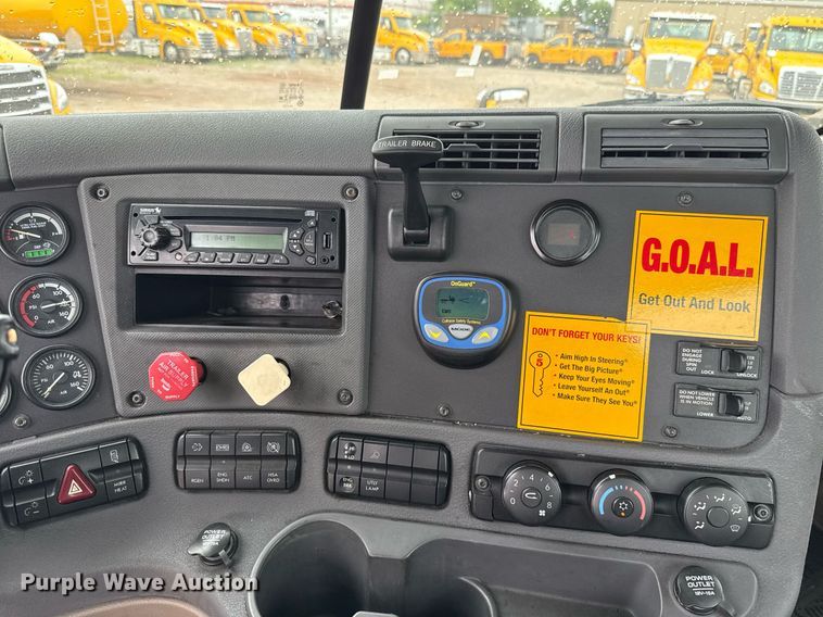 image for item EJ4836 2013 Freightliner Cascadia 125 semi truck