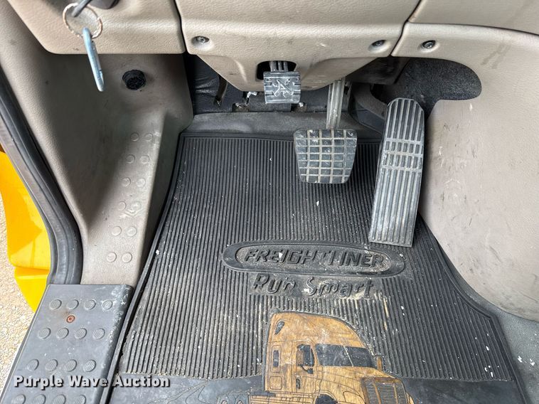 image for item EJ4836 2013 Freightliner Cascadia 125 semi truck