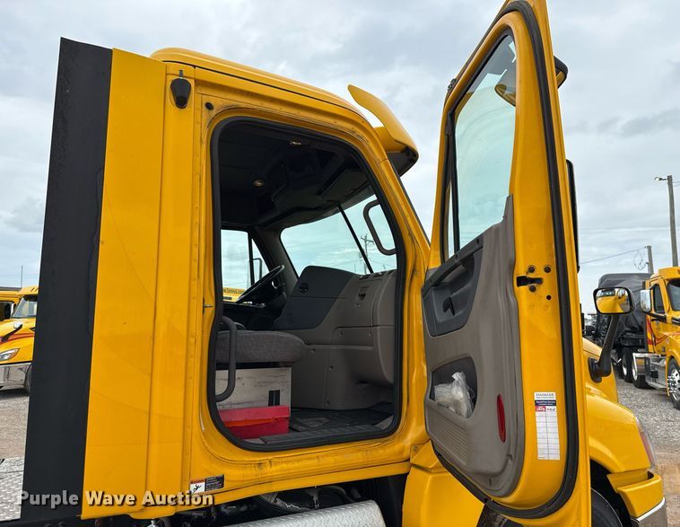 image for item EJ4836 2013 Freightliner Cascadia 125 semi truck