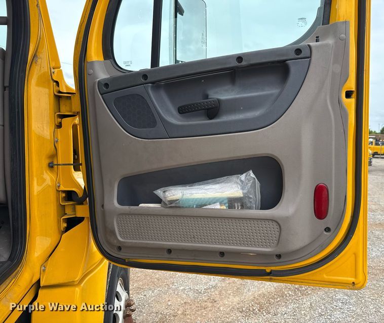 image for item EJ4836 2013 Freightliner Cascadia 125 semi truck