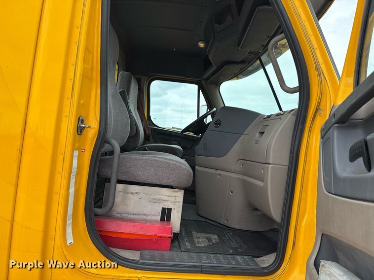 image for item EJ4836 2013 Freightliner Cascadia 125 semi truck