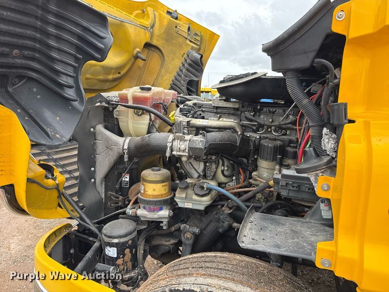 image for item EJ4836 2013 Freightliner Cascadia 125 semi truck