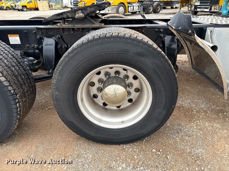 image for item EJ4836 2013 Freightliner Cascadia 125 semi truck