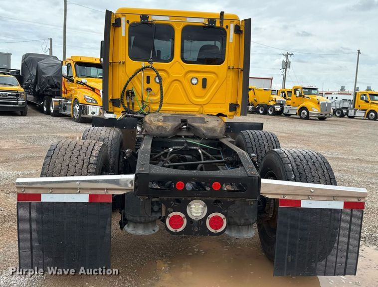 image for item EJ4837 2020 Freightliner Cascadia 126 semi truck