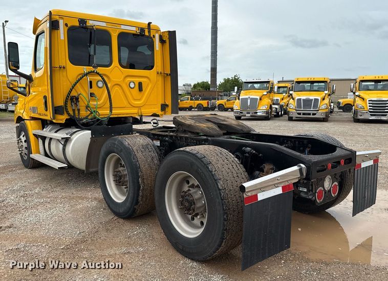 image for item EJ4837 2020 Freightliner Cascadia 126 semi truck