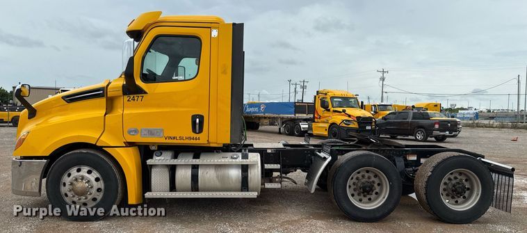 image for item EJ4837 2020 Freightliner Cascadia 126 semi truck