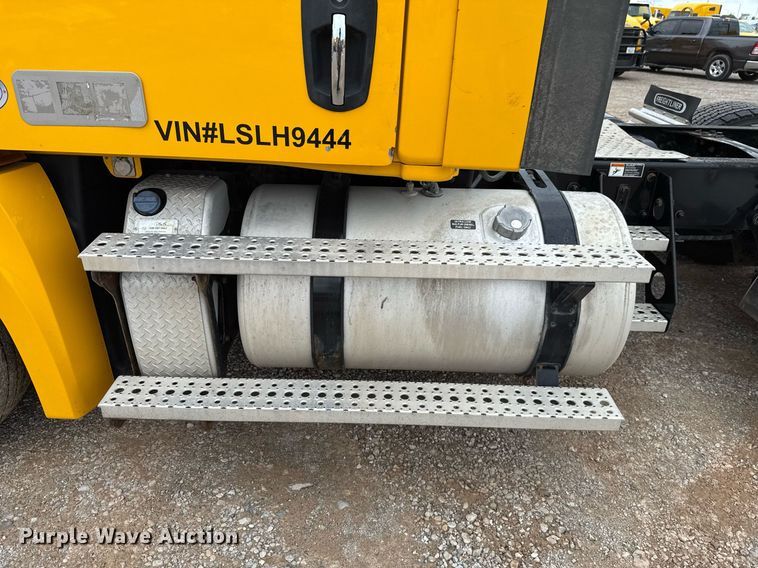 image for item EJ4837 2020 Freightliner Cascadia 126 semi truck