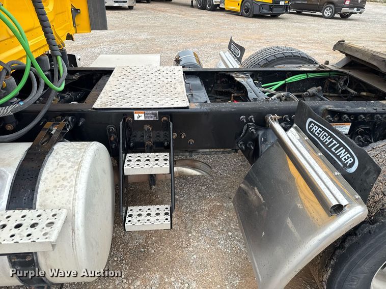 image for item EJ4837 2020 Freightliner Cascadia 126 semi truck