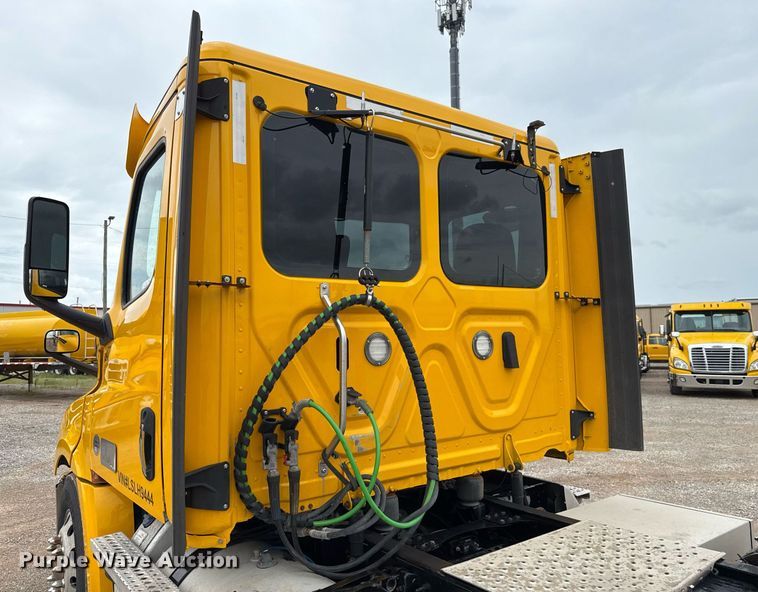 image for item EJ4837 2020 Freightliner Cascadia 126 semi truck