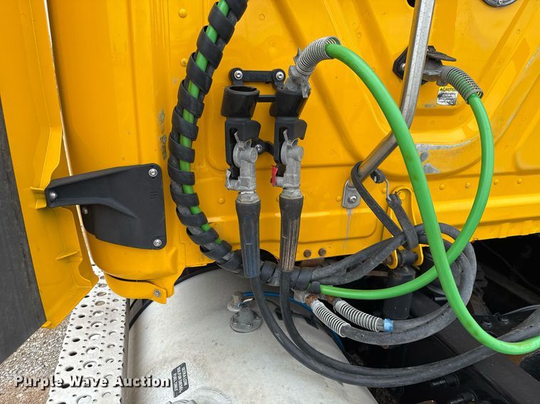 image for item EJ4837 2020 Freightliner Cascadia 126 semi truck