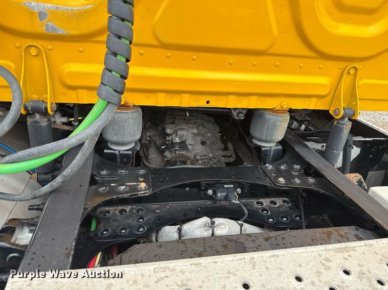 image for item EJ4837 2020 Freightliner Cascadia 126 semi truck