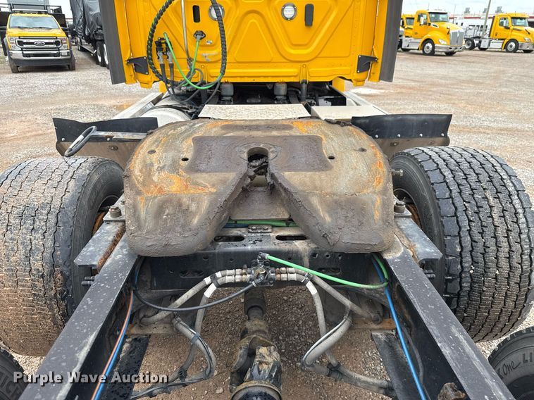 image for item EJ4837 2020 Freightliner Cascadia 126 semi truck