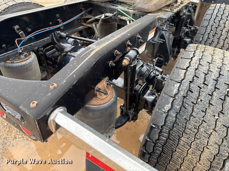 image for item EJ4837 2020 Freightliner Cascadia 126 semi truck