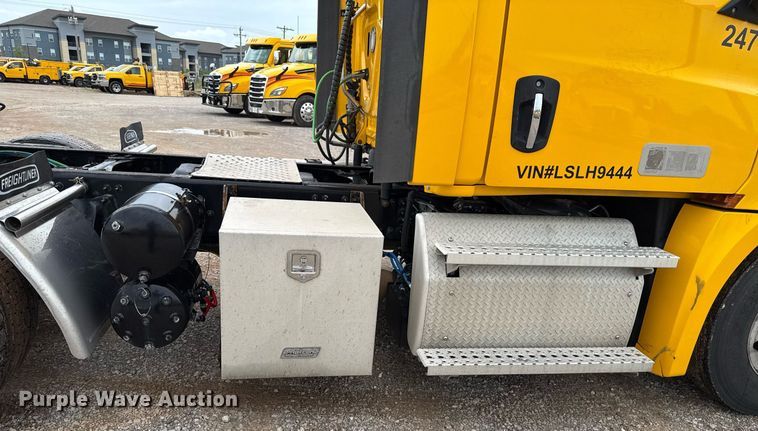 image for item EJ4837 2020 Freightliner Cascadia 126 semi truck