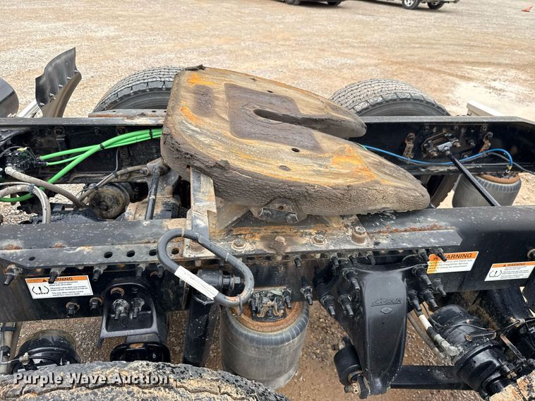 image for item EJ4837 2020 Freightliner Cascadia 126 semi truck