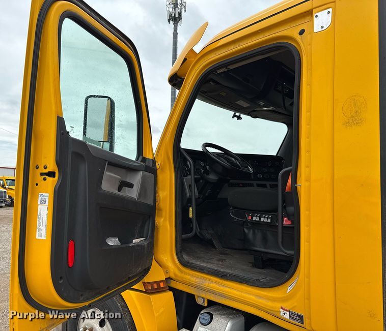 image for item EJ4837 2020 Freightliner Cascadia 126 semi truck