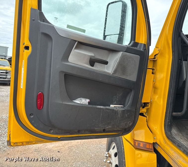 image for item EJ4837 2020 Freightliner Cascadia 126 semi truck