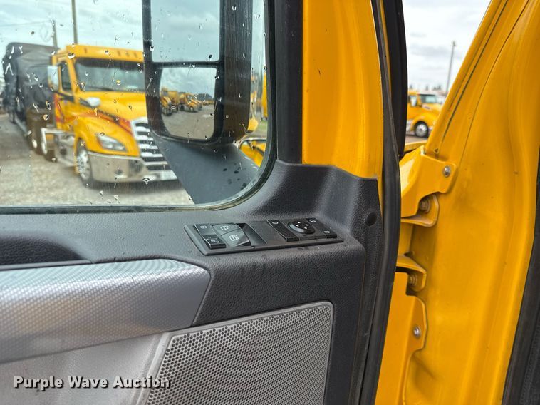 image for item EJ4837 2020 Freightliner Cascadia 126 semi truck