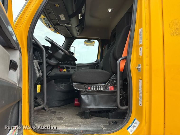 image for item EJ4837 2020 Freightliner Cascadia 126 semi truck