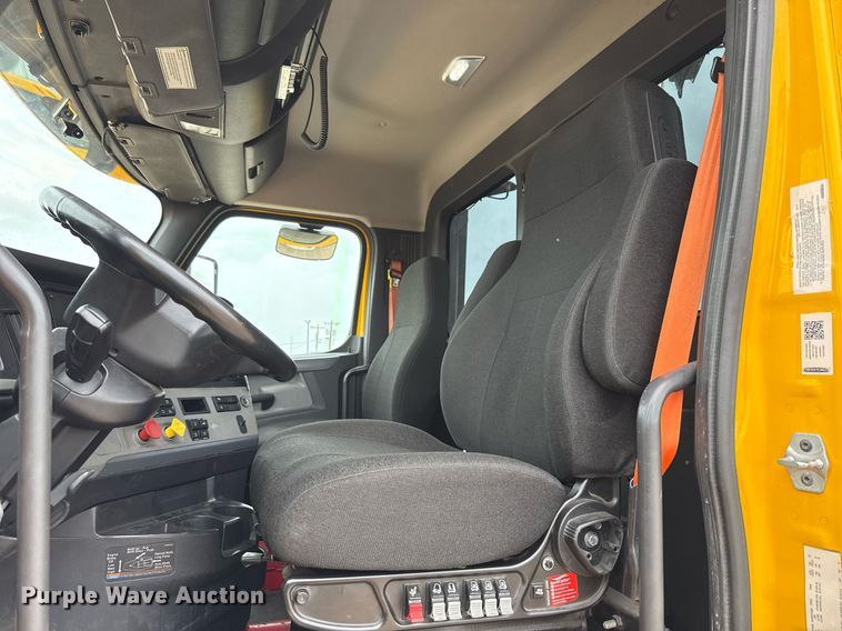 image for item EJ4837 2020 Freightliner Cascadia 126 semi truck