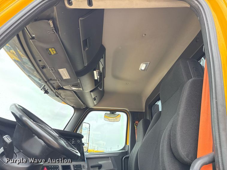 image for item EJ4837 2020 Freightliner Cascadia 126 semi truck