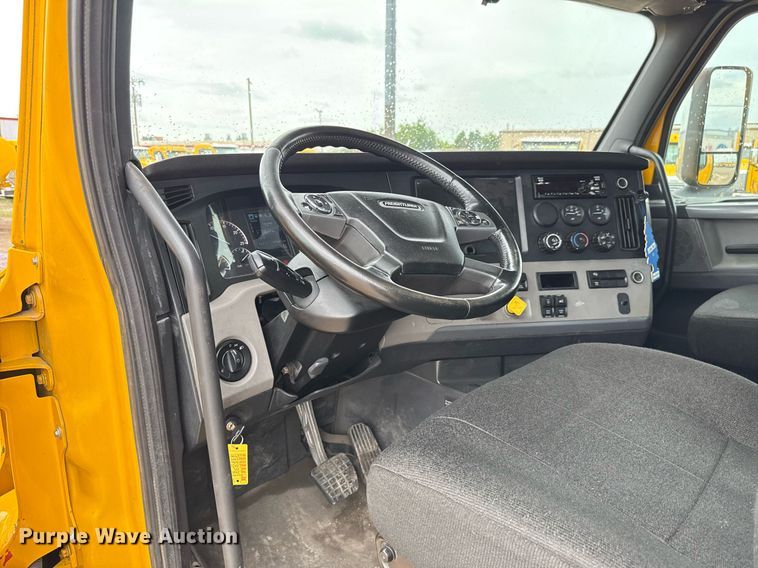 image for item EJ4837 2020 Freightliner Cascadia 126 semi truck