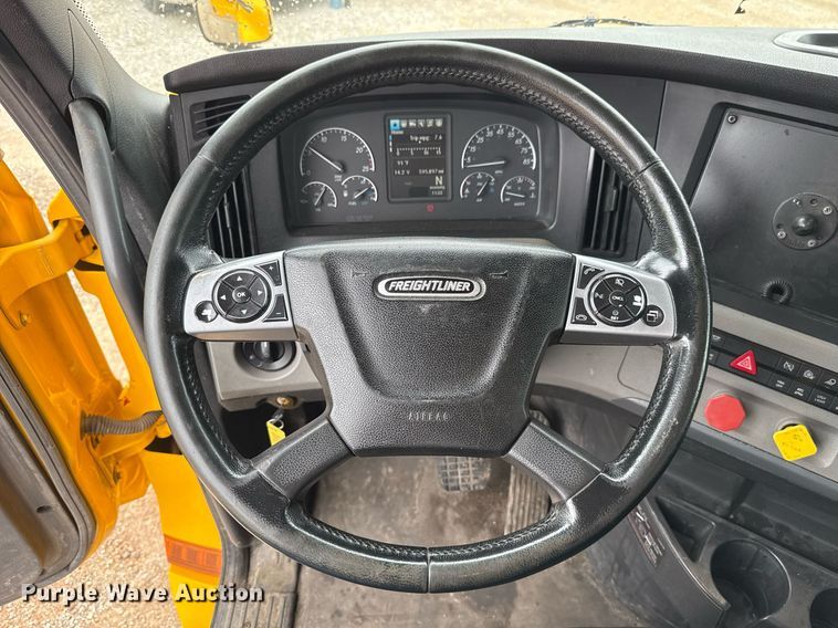 image for item EJ4837 2020 Freightliner Cascadia 126 semi truck