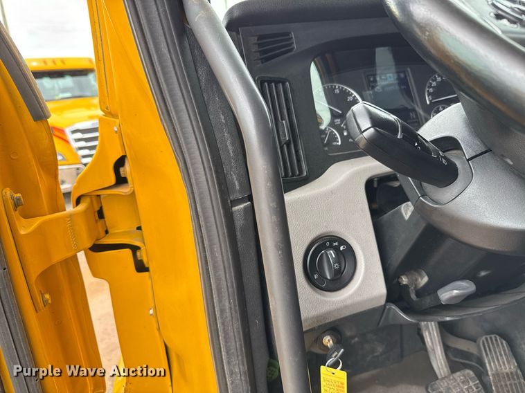 image for item EJ4837 2020 Freightliner Cascadia 126 semi truck