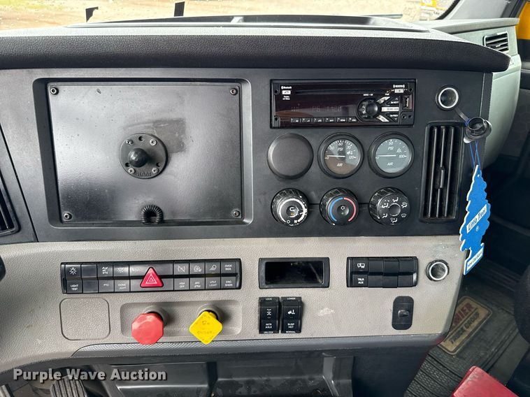 image for item EJ4837 2020 Freightliner Cascadia 126 semi truck