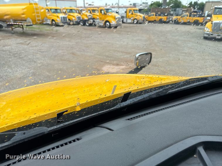 image for item EJ4837 2020 Freightliner Cascadia 126 semi truck