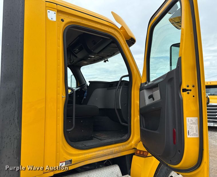 image for item EJ4837 2020 Freightliner Cascadia 126 semi truck