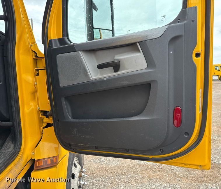 image for item EJ4837 2020 Freightliner Cascadia 126 semi truck