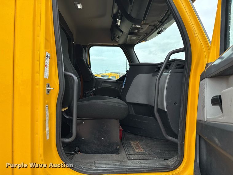 image for item EJ4837 2020 Freightliner Cascadia 126 semi truck