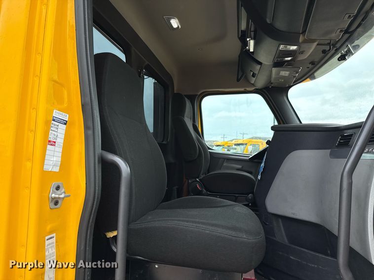 image for item EJ4837 2020 Freightliner Cascadia 126 semi truck