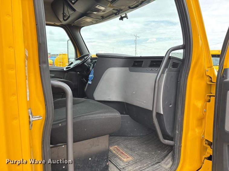 image for item EJ4837 2020 Freightliner Cascadia 126 semi truck