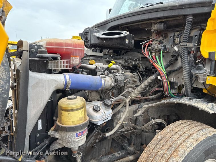 image for item EJ4837 2020 Freightliner Cascadia 126 semi truck