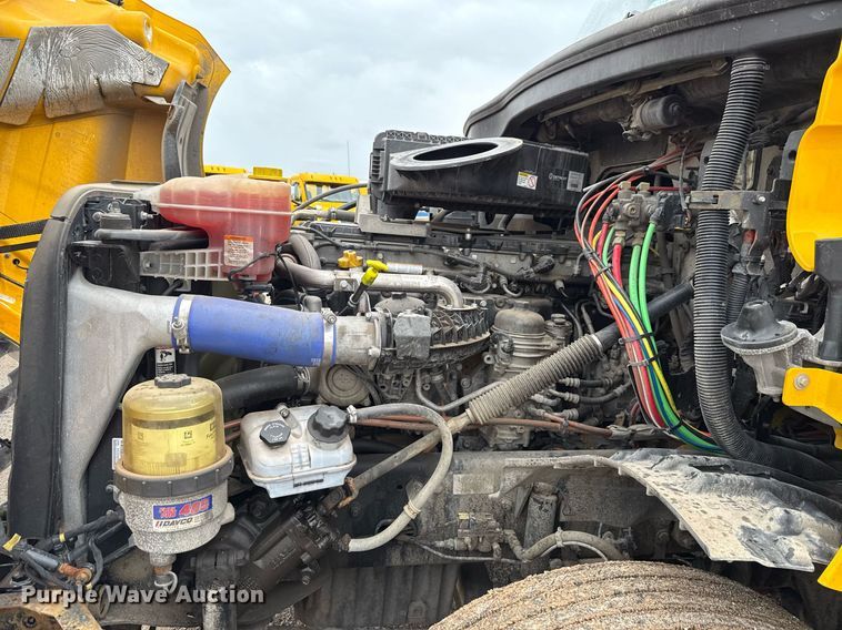 image for item EJ4837 2020 Freightliner Cascadia 126 semi truck