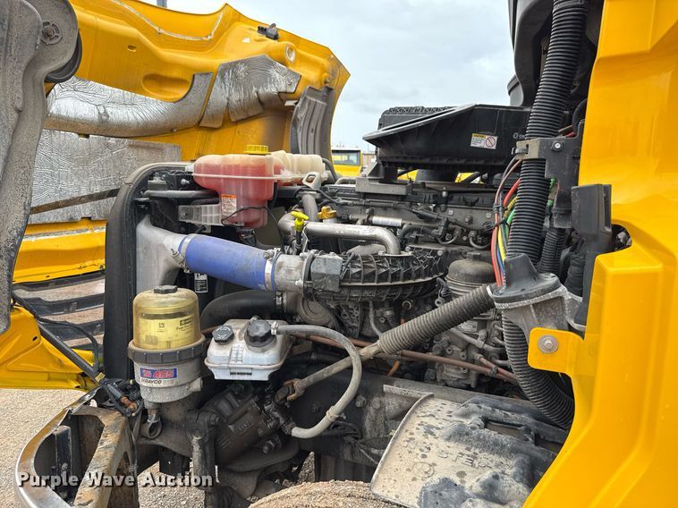 image for item EJ4837 2020 Freightliner Cascadia 126 semi truck