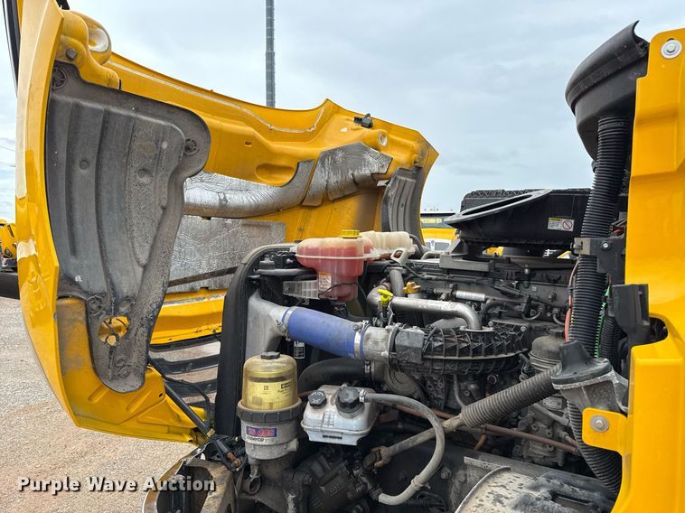 image for item EJ4837 2020 Freightliner Cascadia 126 semi truck