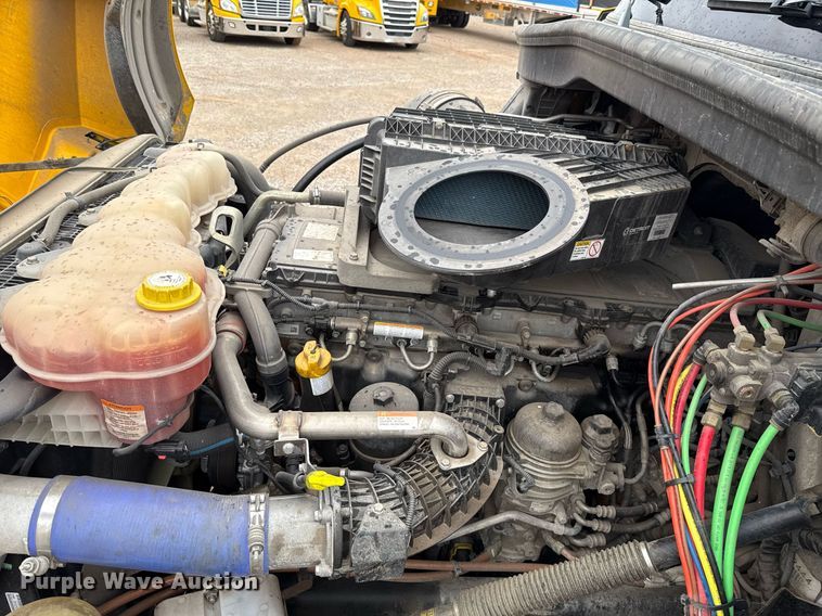 image for item EJ4837 2020 Freightliner Cascadia 126 semi truck