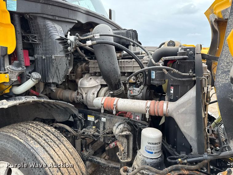 image for item EJ4837 2020 Freightliner Cascadia 126 semi truck