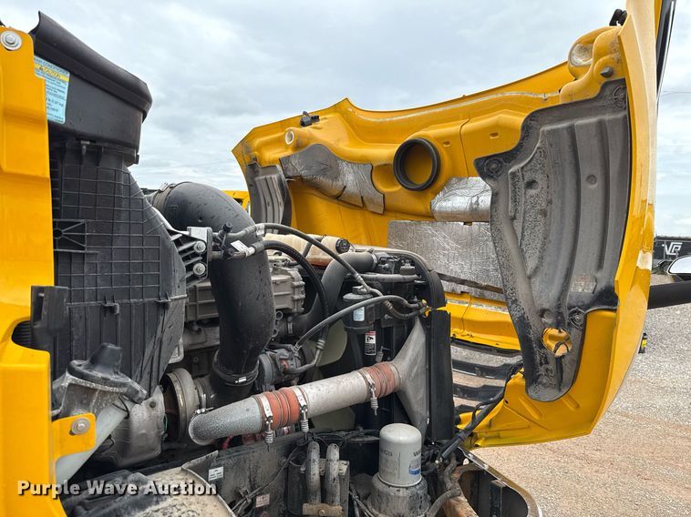 image for item EJ4837 2020 Freightliner Cascadia 126 semi truck